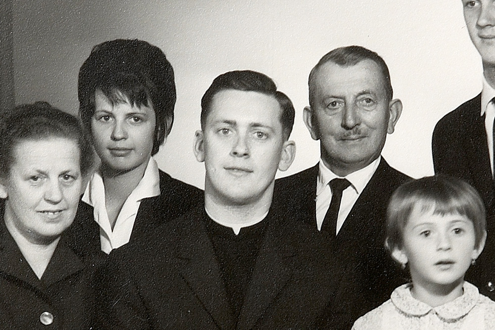 Ludwig Schwarz mit seinen Eltern und Geschwistern.     1964         © Franz Josef Rupprecht; A-7123 Mšnchhof; Bank: Raiffeisenbank Mšnchhof (BLZ: 33054), Konto.-Nr.: 17.608 