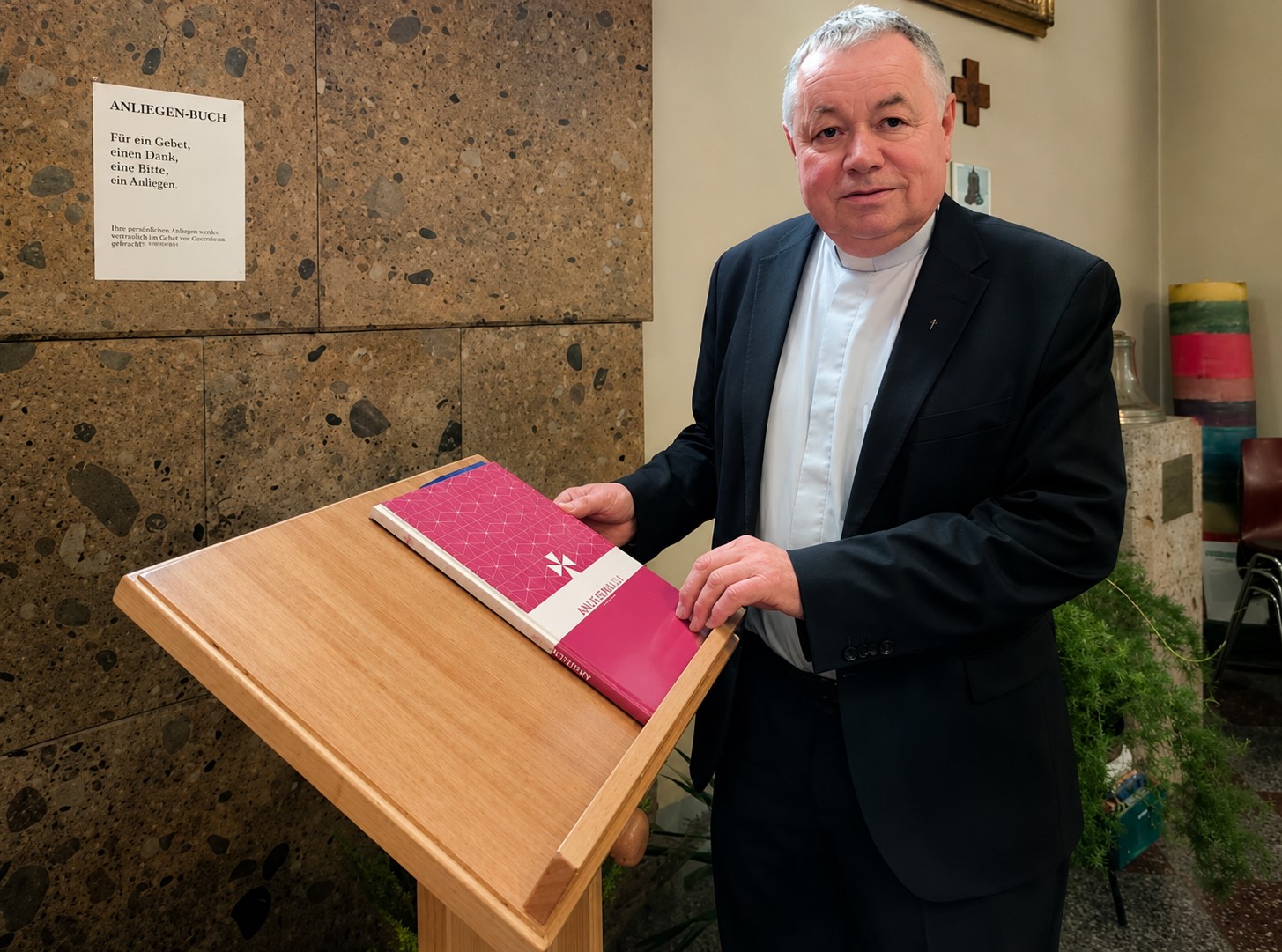 Pater Hermann mit dem Anliegenbuch