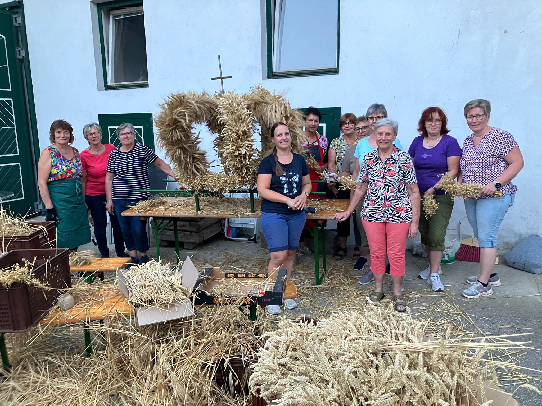 Fleißige und geschickte Frauen aus Preinsbach und Eisenreichdornach haben die Erntedankkrone gemacht. Erntedankfest der Pfarre mit Frühschoppen am 13. September.